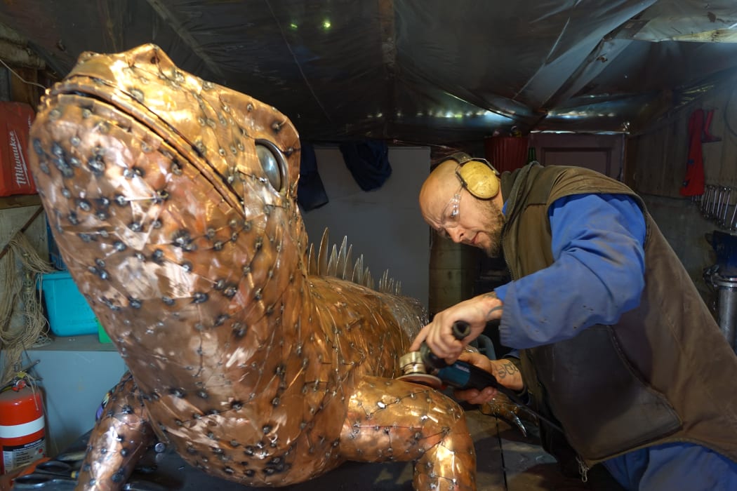 Uruiti metal artist Nathan Hull  has created a giant steel and copper tuatara.
