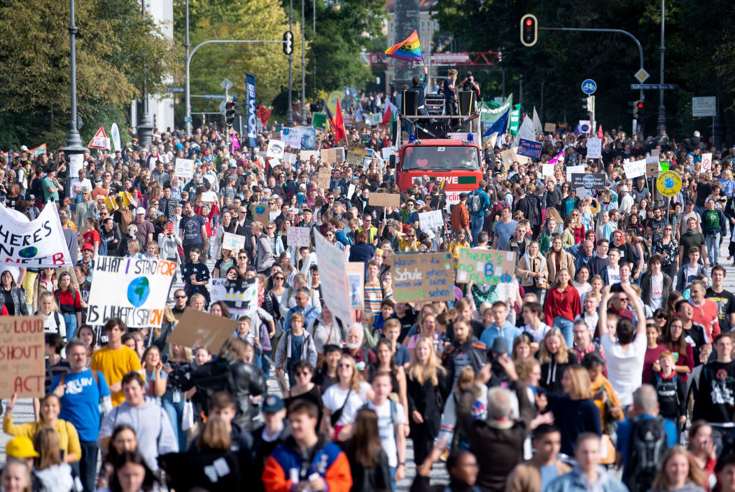 20 September 2019, Bavaria, Munich: Numerous people take part in a demonstration. The demonstrators follow the call of the movement Fridays for Future and want to fight for more climate protection.