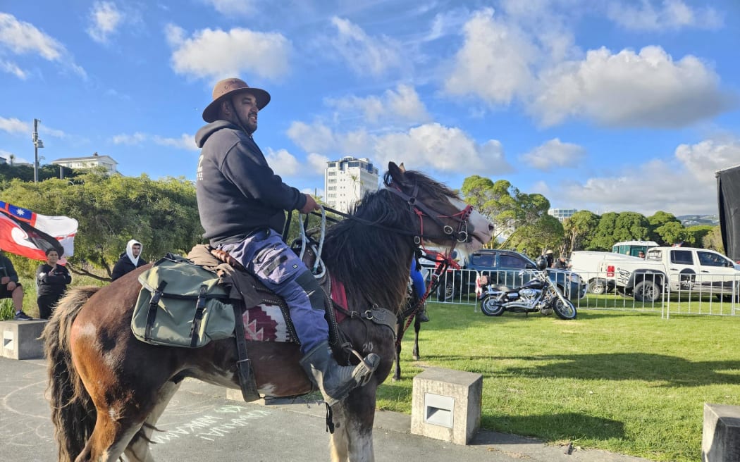 Some participants arriving on horses.
