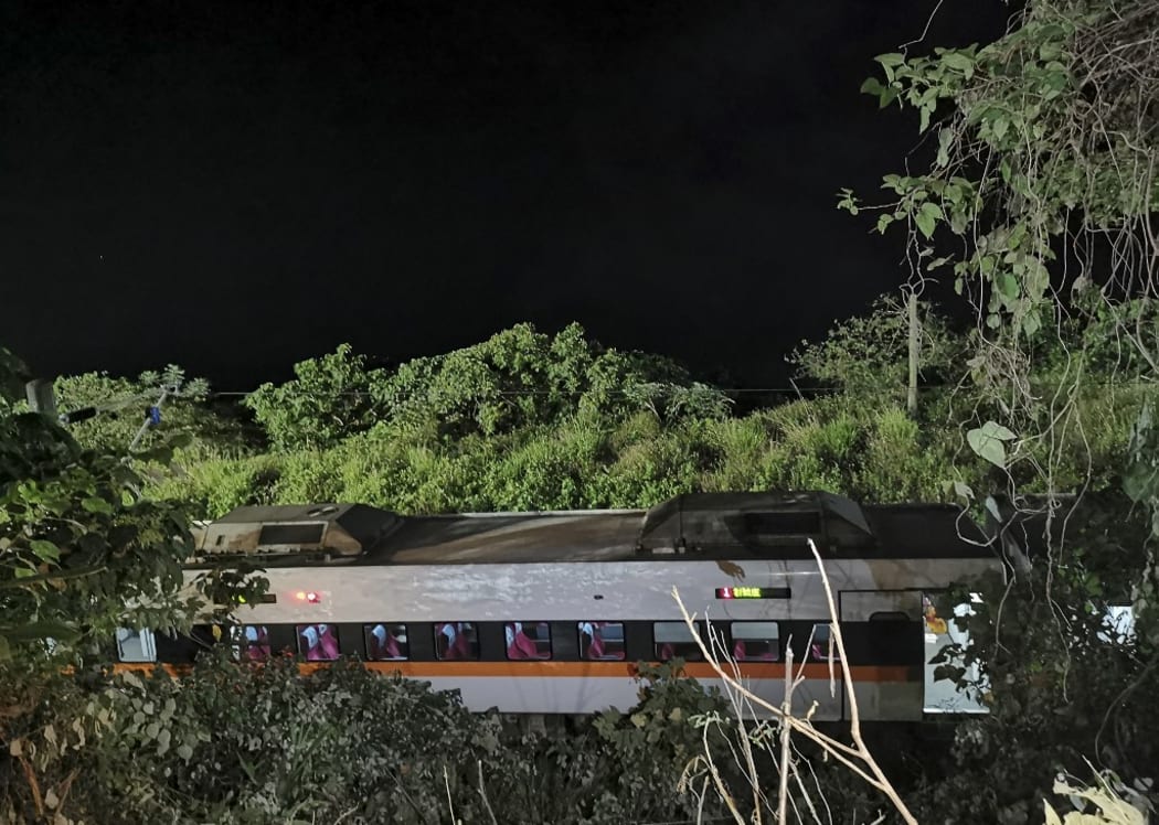 (210403) -- HUALIAN, April 3, 2021 (Xinhua) -- Photo taken on April 2, 2021 shows the site of a train derailment in Hualian, Taiwan,