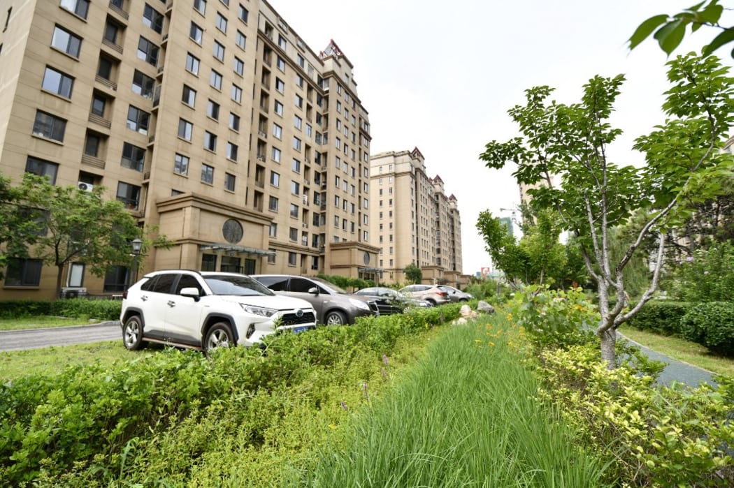 A sunk vegetation area at a street in Qian'an City in north China which used to fall victim to urban flooding during rainy seasons. But things have changed for the better since 2015 when the city was included in a national pilot program for "sponge city construction."