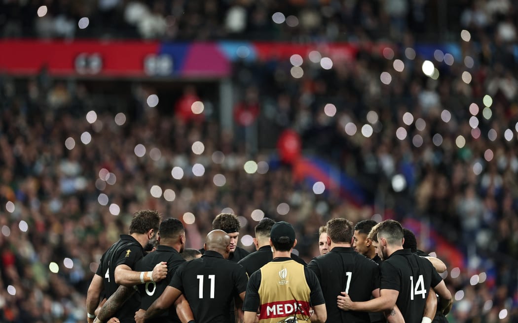 New Zealand's players huddle prior to the France 2023 Rugby World Cup semi-final match between Argentina and New Zealand.