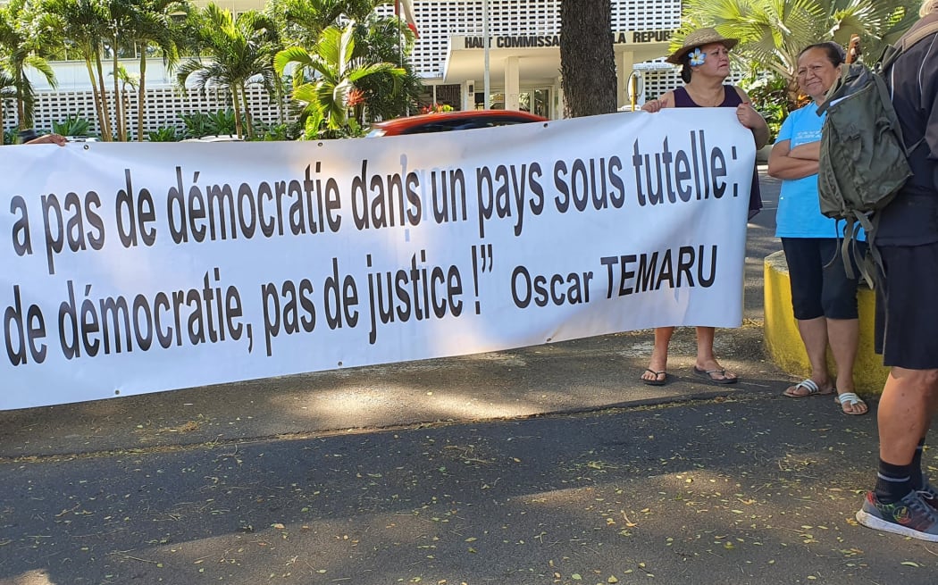 Supporters of Oscar Temaru outside Papeete courts