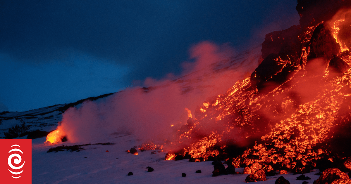Tourists flock to erupting volcano in Italy, blocking rescue workers ...