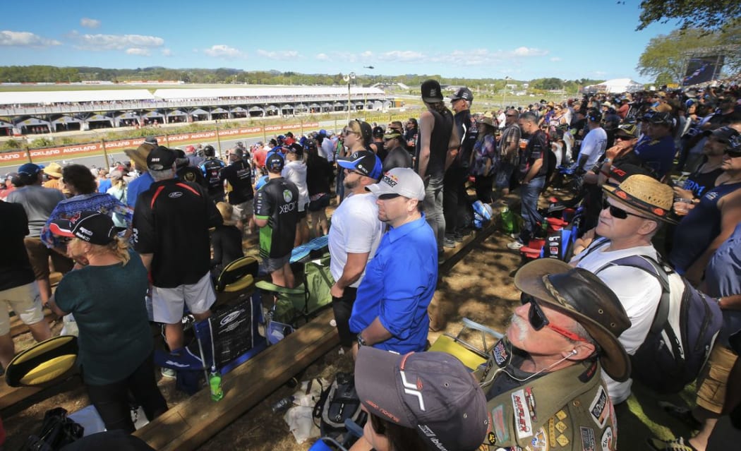 Fans on the hill at the V8 Supercars races at Pukekohe, Auckland, New Zealand. Saturday, 07 November 2015. Copyright photo: John Cowpland / www.photosport.nz