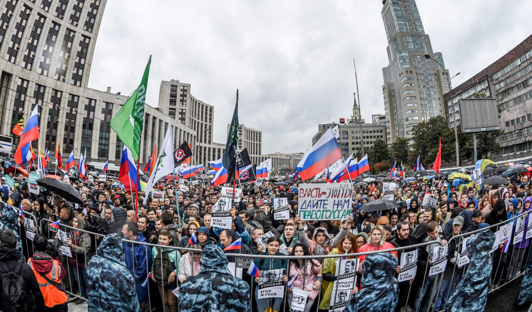 Protesters attend a rally in central Moscow on August 10, 2019 after mass police detentions. - Thousands of opposition supporters rallied in Moscow on August 10 after mass police detentions at recent protests that have been among the largest since President's return to the Kremlin in 2012.