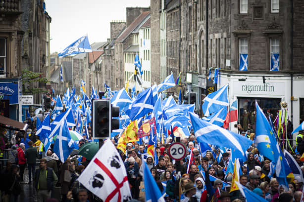 Thousands march in support of Scottish independence | RNZ