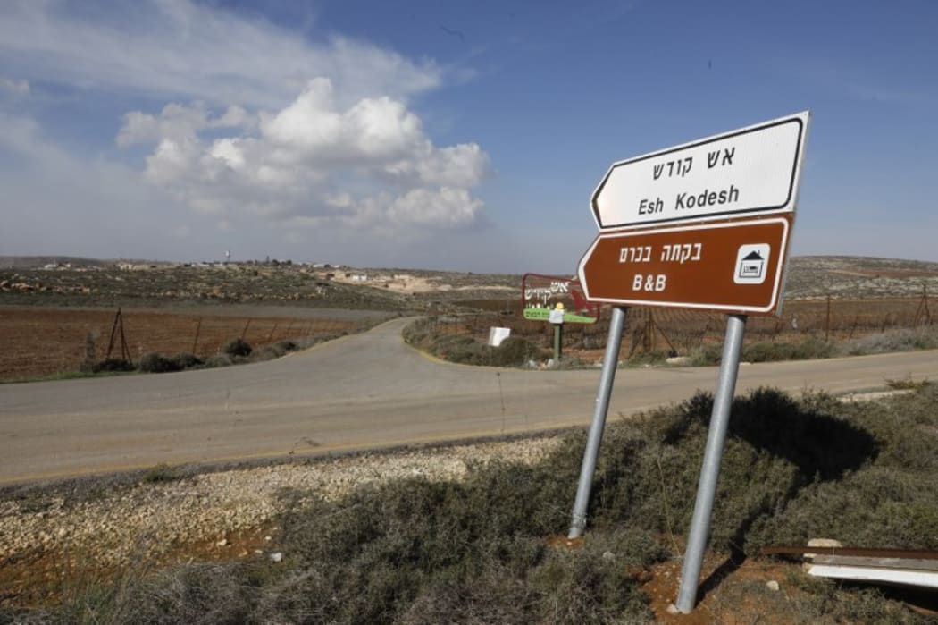 A road sign points towards an airbnb apartment, located in the Esh Kodesh outpost, near the Jewish settlement of Shilo and the Palestinian village of Qusra in the occupied West Bank on November 20, 2018. Airbnb said  it will remove such listings. (Photo by MENAHEM KAHANA / AFP)