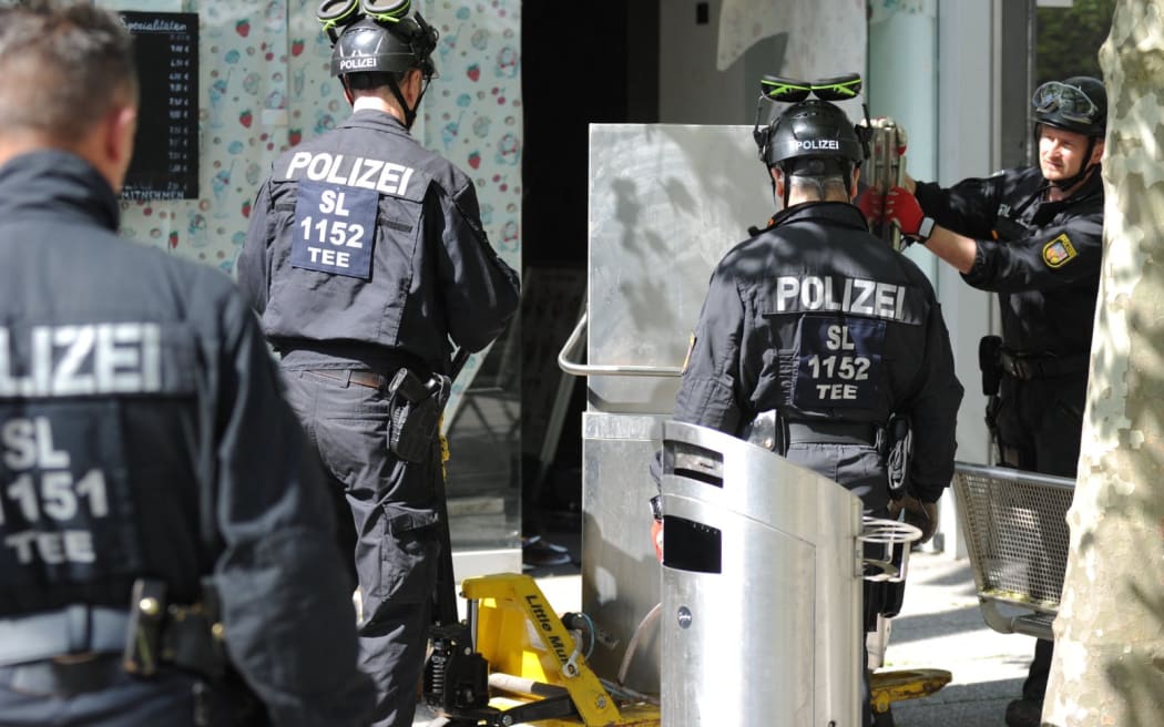 03 May 2023, Saarland, Saarlouis: Police officers secure evidence during a raid. With a large-scale operation in several German states, the police took action against members of the Italian Mafia 'Ndrangheta on Wednesday. More than 1,000 officers were deployed throughout Germany, including special forces. Photo: Beckerbredel/BeckerBredel/dpa (Photo by Beckerbredel / BeckerBredel / dpa Picture-Alliance via AFP)