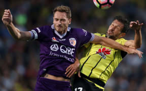 Glory’s Rostyn Griffiths and Phoenix’s Vince Lia go after the ball.