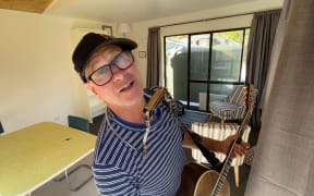 Baz Caitcheon singing during the lockdown.
