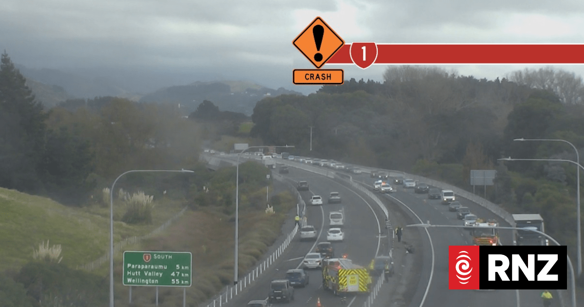 State Highway 1 partially blocked on  Kāpiti Coast following crash