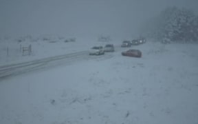 Some drivers have become stuck in the snow at Gorge Hill on SH94 in Southland. Photo: Waka Kotahi