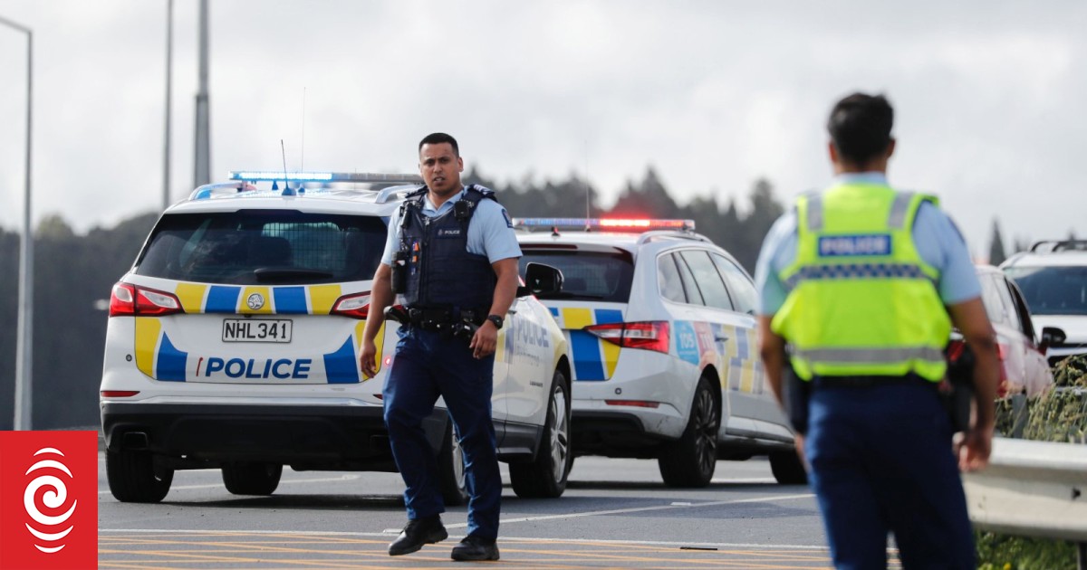 Witness sees police shoot man after car chase in Auckland | RNZ