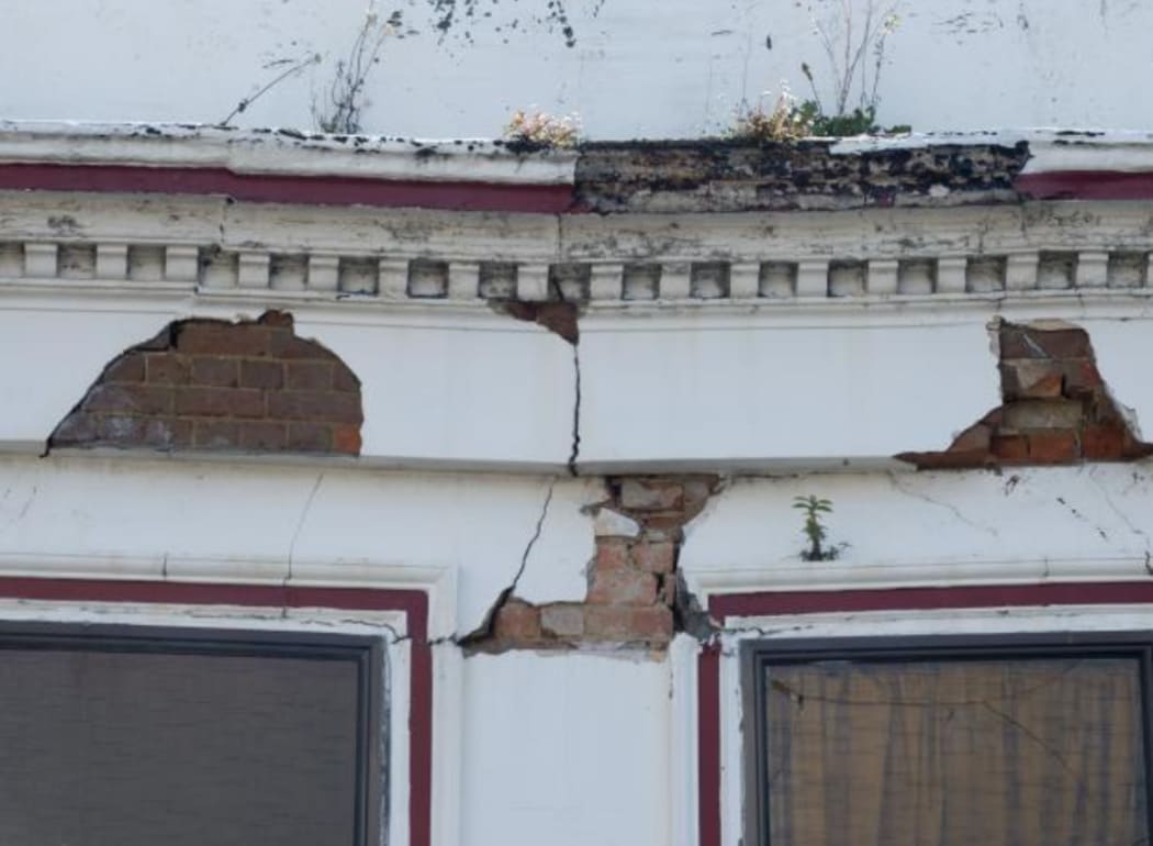 Cracked building at 170 Rattray St in Dunedin