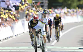 UAE Team Emirate - XRG team's Slovenian rider Tadej Pogacar cycles to the finish line to win ahead of Team Visma - Lease a bike team's Danish rider Jonas Vingegaard (L) placing second during the 7th stage of the 112th edition of the Tour de France cycling race, 197 km between Saint-Malo and Mur-de-Bretagne Guerledan, in Brittany, western France, on July 11, 2025. (Photo by Loic VENANCE / AFP)