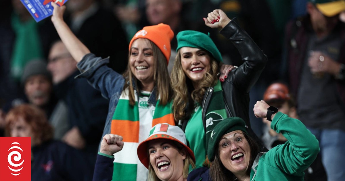 Photo of Discussion sur le combat : des supporters irlandais confiants affluent au Stade de France avant le quart de finale de la Coupe du monde de rugby