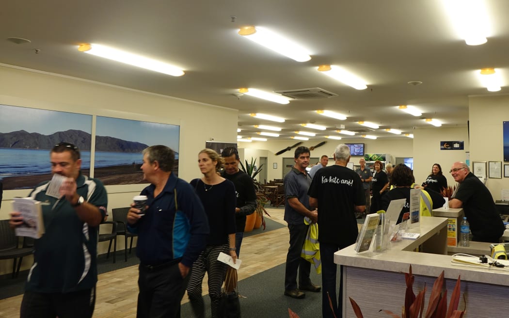 The queue for the final Air New Zealand flight from Kāpiti to Auckland.