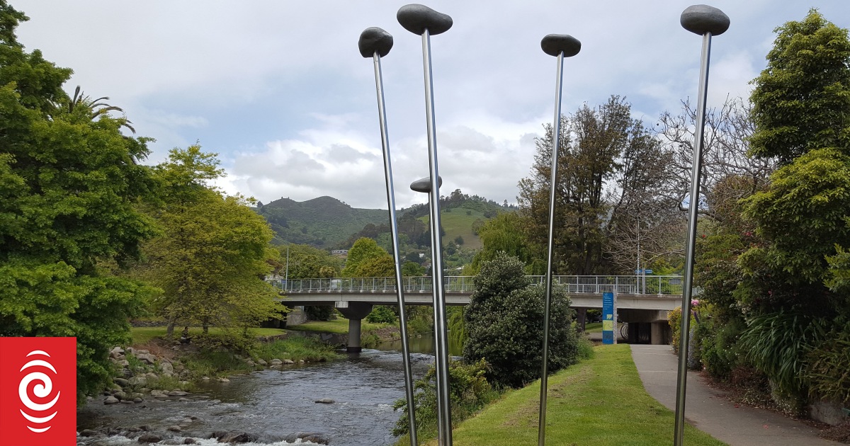 Nelson footbridge graffitied with hate speech targeting Jewish people