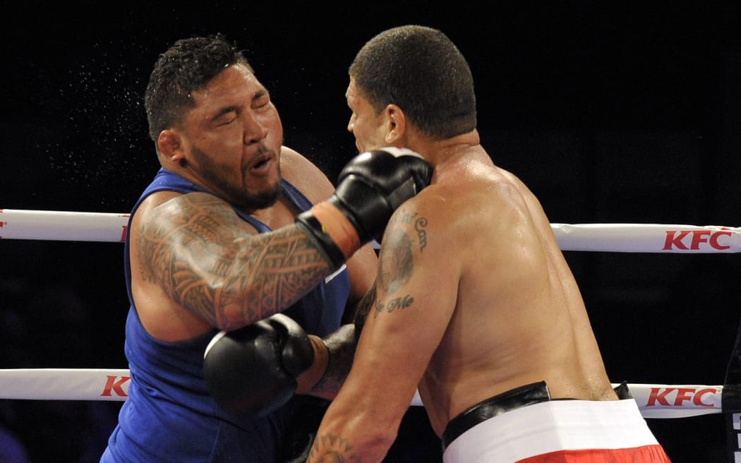 Willie Mason in action against Ben Tameifuna
