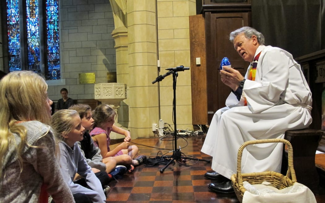 Rev Glynn Cardy talks with the children of the congregation.