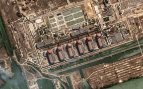 This handout satellite image courtesy of Maxar Technologies released on August 29, 2022, shows the Zaporizhzhia nuclear power plant in Enerhodar, the plant and the surrounding area shows recent damage to the roof of a building adjacent to several of the nuclear reactors. - The Zaporizhzhia plant -- Europe's largest atomic facility -- has been occupied by Russian troops since the start of the war. (Photo by Handout / Maxar Technologies / AFP) / RESTRICTED TO EDITORIAL USE - MANDATORY CREDIT "AFP PHOTO / Satellite image ©2022 Maxar Technologies" - NO MARKETING NO ADVERTISING CAMPAIGNS - DISTRIBUTED AS A SERVICE TO CLIENTS