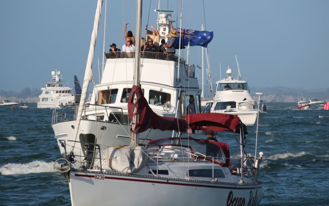 "Ba daaa daa" as people on spectator boats dance and sing to Dave Dobbyn on the return trip.
