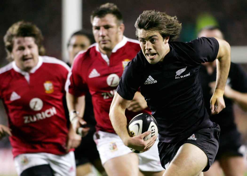 New Zealand All Blacks inside centre Conrad Smith (R) cuts through the Lions defence of Simon Shaw (C) and Shane Byrne (L) score a try against British and Irish Lions in the third Test match played in Auckland, 09 July 2005. The All Blacks won the match 38-19 to win the series 3-0.