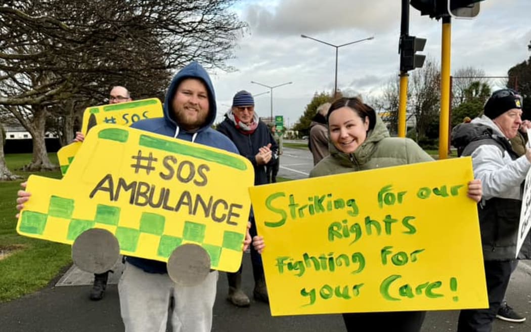 First Union and New Zealand Ambulance Association ambulance officers rallying in Invercargill.