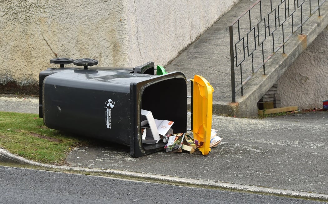 Red warnings issued to hundreds of recycling rule breakers | RNZ News