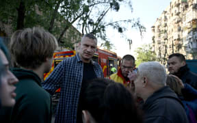 Mayor of Kyiv Vitali Klitschko speaks with local residents evacuees of a partially damaged building following Russian strikes to the Ukrainian capital in Kyiv on May 24, 2026, amid the Russian invasion of Ukraine. A large ballistic missile attack pounded Kyiv early on May 24, authorities said, wounding at least five people after Moscow threatened retaliation for strikes in Russian-occupied eastern Ukraine. (Photo by Genya Savilov / AFP)