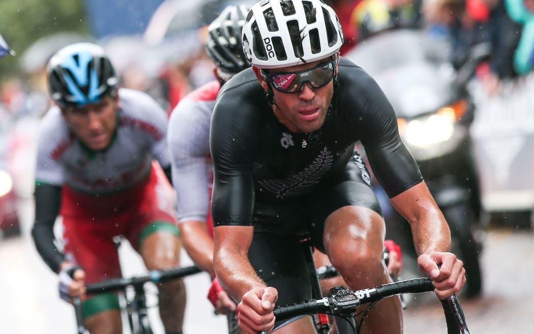 Jack Bauer on his way to winning the silver medal at the Glasgow Commonwealth Games road race.