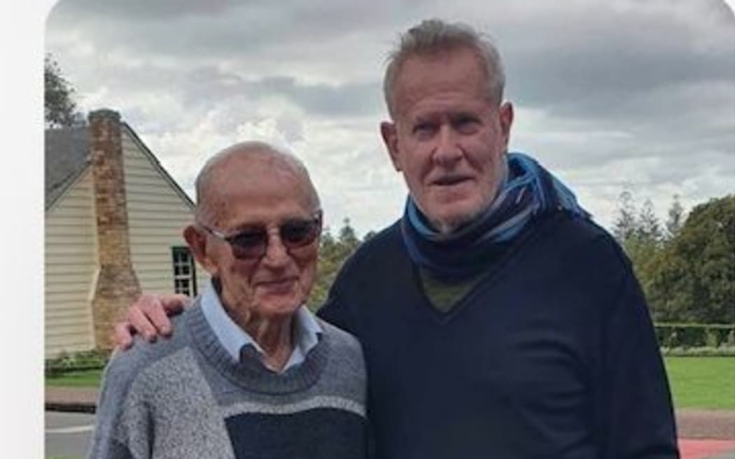 Arch Gilley (po lewej) ze swoim byłym uczniem-biegaczem, Sir Johnem Walkerem.