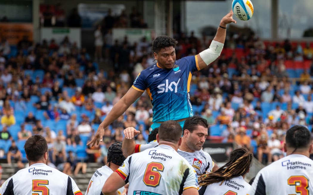 Miracle Faiilagi of Moana Pasifika winning a line out against Luke Jacobson of the Chiefs.