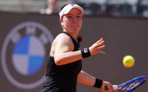 Lulu Sun in action against Jasmine Paolini in their third round match at the Italian Open, 8 May, 2025.