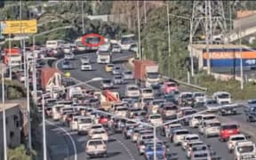 SH1 SOUTHERN MWY - 3:35PM
A crash is blocking the left and middle southbound lanes on #SH1 between Ellerslie Panmure Hwy and Mt Wellington Hwy Pass with extra care and expect delays. ^JF