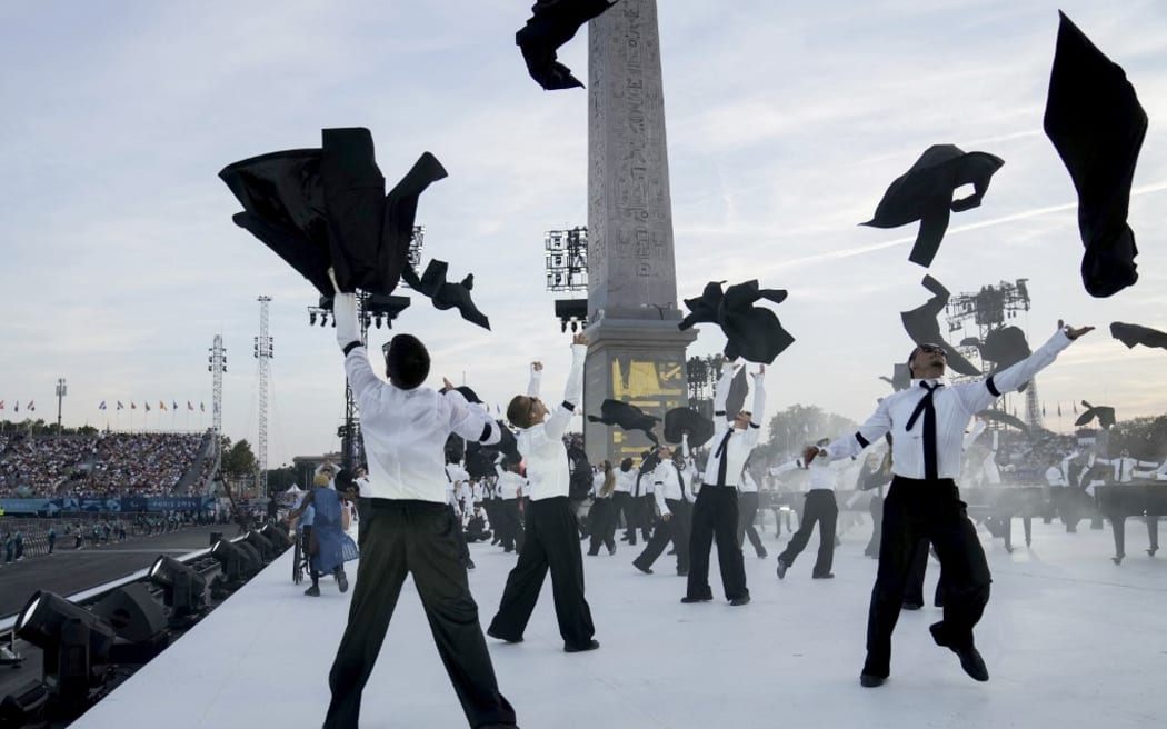 Artistas actúan en la Place de la Concorde durante la ceremonia de apertura de los Juegos Paralímpicos París 2024 el 28 de agosto de 2024 en París. (Foto de Thibaut Camus/POOL/AFP)