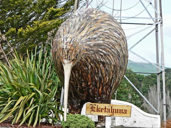 Giant Kiwi sculpture at the southern entrance to Eketāhuna, picture taken in 2006.