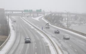 LOUISVILLE, KENTUCKY - JANUARY 24: Vehicles are seen on the interstate as snowy weather arrives on January 24, 2026 in Louisville, Kentucky. A massive winter storm is bringing frigid temperatures, ice, and snow to nearly 200 million Americans.   Jon Cherry/Getty Images/AFP (Photo by Jon Cherry / GETTY IMAGES NORTH AMERICA / Getty Images via AFP)
