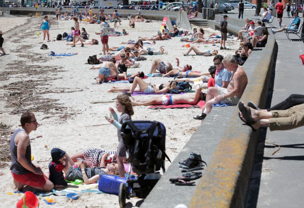060114. Photo Diego Opatowski / RNZ. Nice weather in Wellington. People relaxing on Oriental Bay.