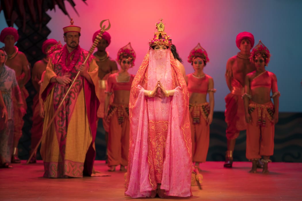 A scene from The Pearl Fishers at Chicago Lyric Opera