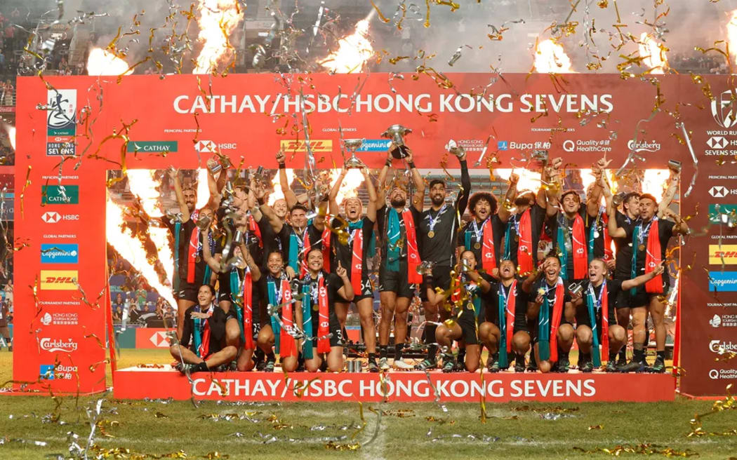 The Black Ferns and All Blacks Sevens sides celebrate their victory in Hong Kong.