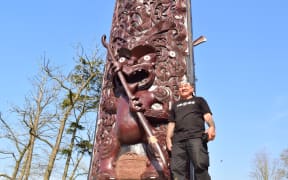 Master carver James Rickard with the pou maumahara.