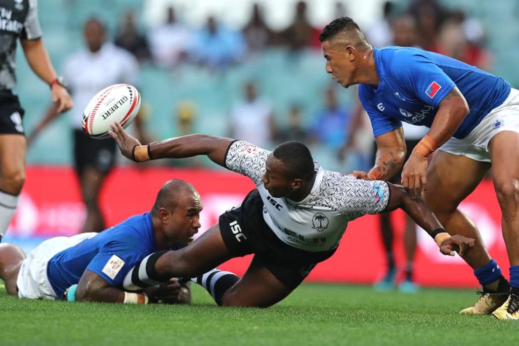 Paula Dranisinukula offloads the ball against Samoa during the 2018 Sydney Sevens.