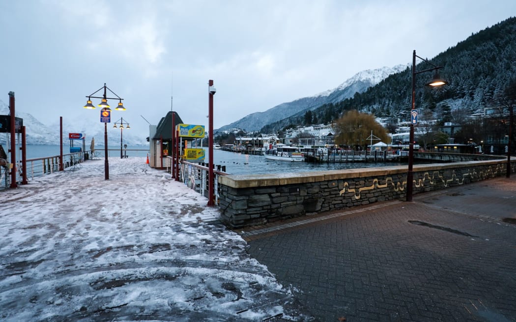 South Island residents are waking up to a white blanket of snow as a cold blast works its way up the country.