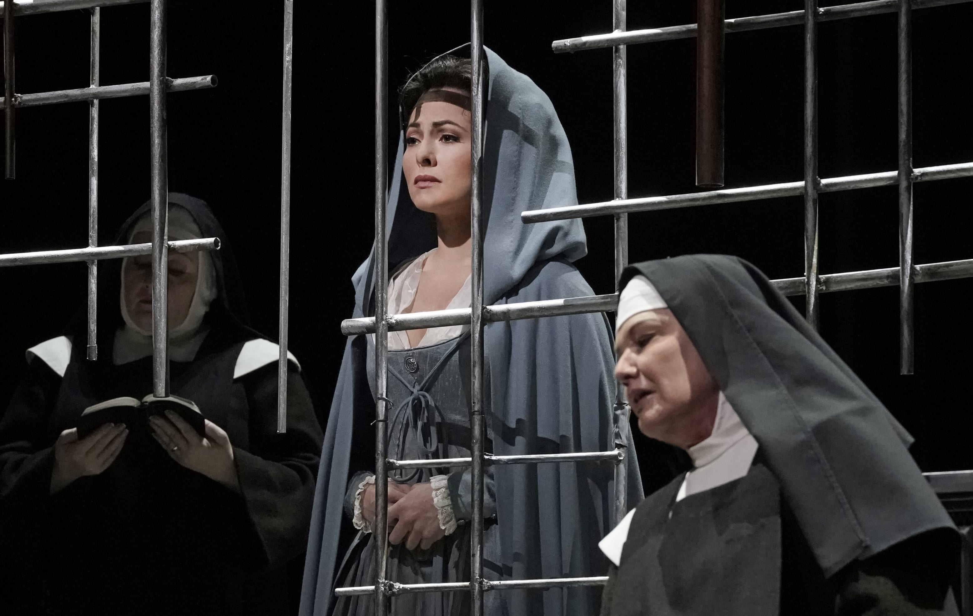 Isabel Leonard as Blanche de la Force and Karita Mattila as Mme de Croissy