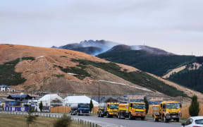 Smoke is still clearly visible blowing on the hills on Thursday evening. The weather conditions feel a bit calmer with not much wind.