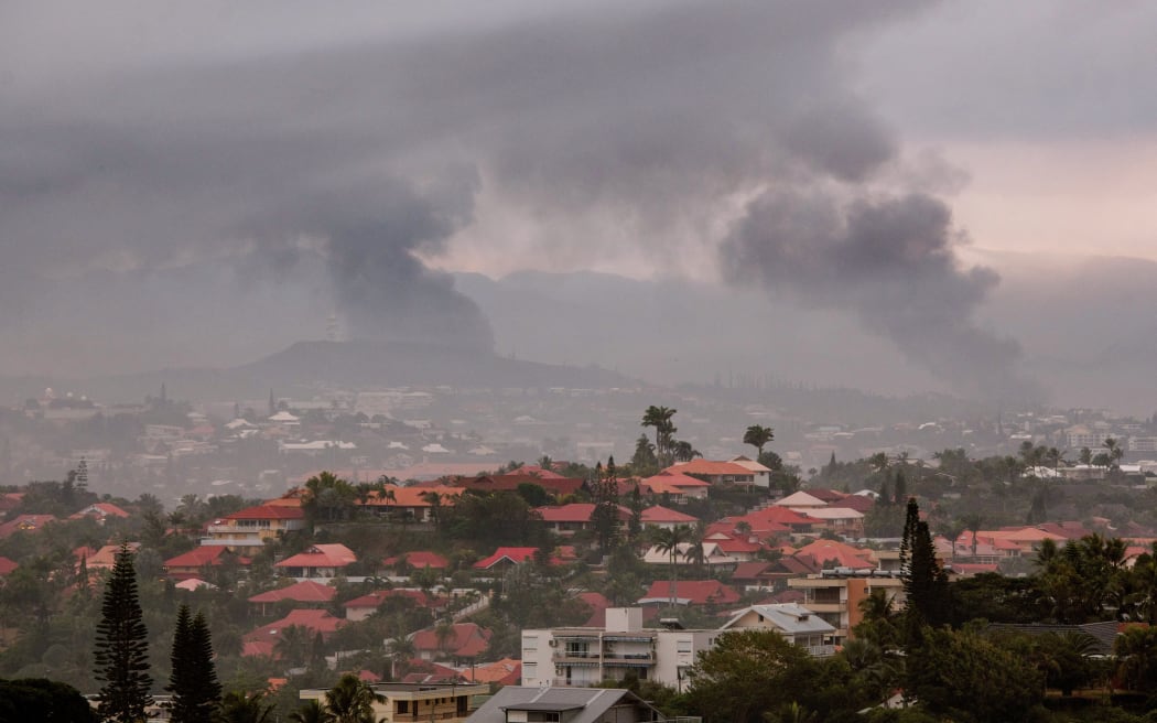 Una vista del distrito de vehículos motorizados de Noumea el 15 de mayo de 2024, en medio de protestas vinculadas a un debate sobre un proyecto de ley constitucional destinado a ampliar el electorado para las próximas elecciones en el territorio francés de ultramar de Nueva Caledonia.  Una persona murió y cientos resultaron heridas durante la segunda noche de disturbios en Nueva Caledonia, cuando tiendas fueron saqueadas y edificios públicos quemados, mientras la ira por las reformas constitucionales de París se desbordaba, dijeron funcionarios el miércoles.  (Foto de Delphine Mayeur / AFP)