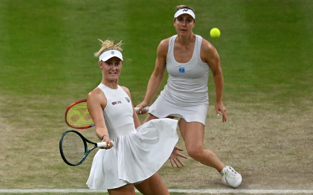 New Zealand's Erin Routliffe (L) and Canada's Gabby Dabrowski contest the 2024 Wimbledon women's doubles final.