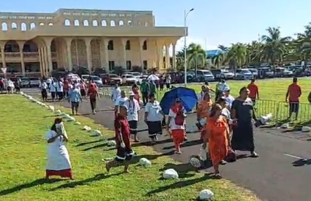 Crowds outside Samoa's Supreme Court head to parliament, where the Speaker has refused to convene the house amid a constitutional crisis, 24 May 2021.